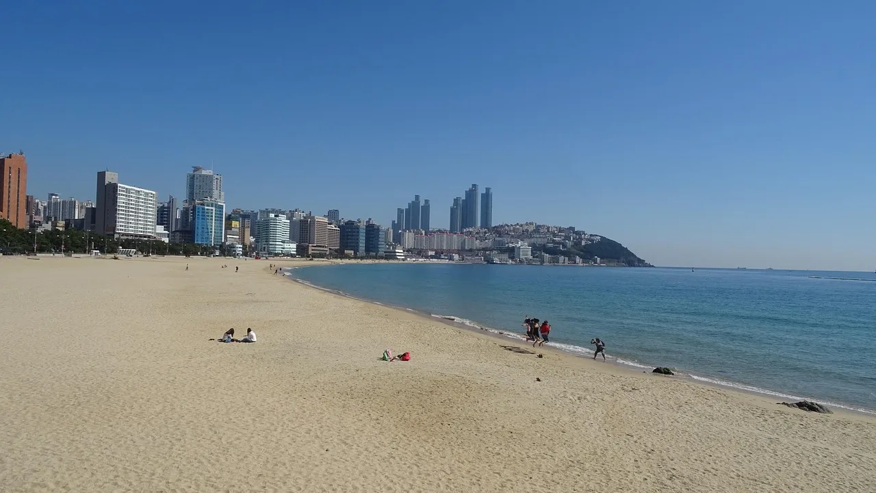 해운대해수욕장의 넓은 백사장과 바다